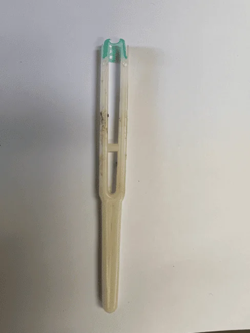 Lutte contre le varroa, test scientifique sur l'utilisation de l'anneau de rupture de ponte. Pince pour poser l'anneau. CP - Camille Laurent